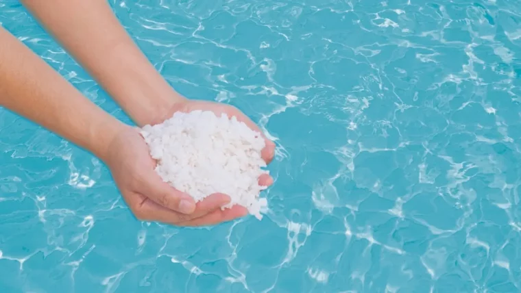 piscine au sel et gazon sel entremains surpiscine