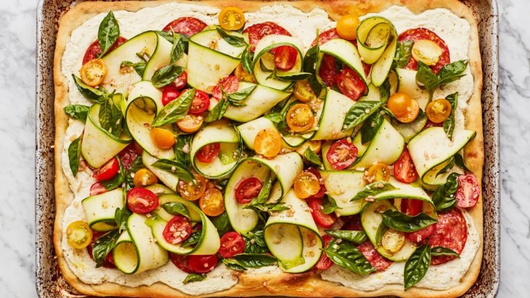 pizza a la courgette aux tomates et aux herbes fraiches