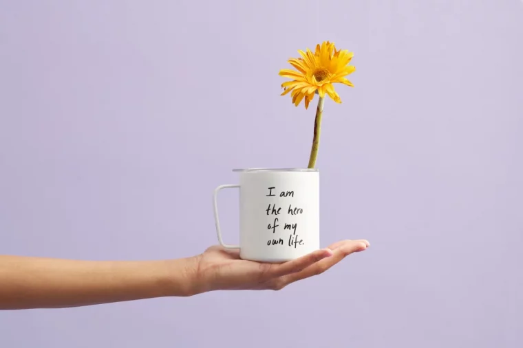 plante fleur jaune petales tasse cafe citation motivation main femme