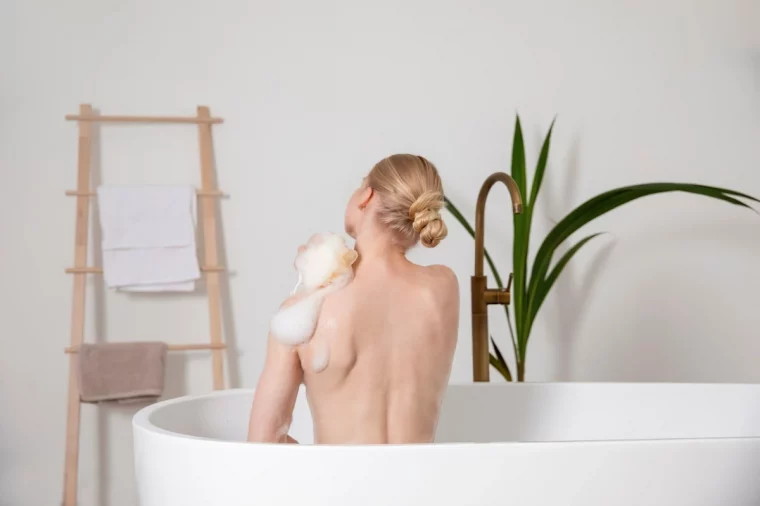 plante verte salle de bain echelle rangement serviettes femme baignoire