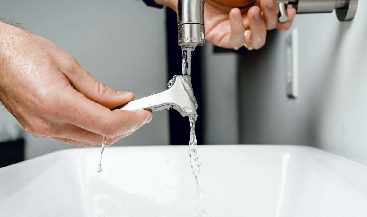 plomberie eau mains doigts accessoires robinet lavabo salle de bain mur blanc
