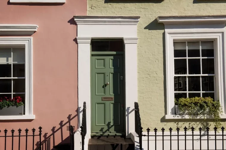 porte d entree peinture vert fonce fenetres cadres blancs batiment terracotta