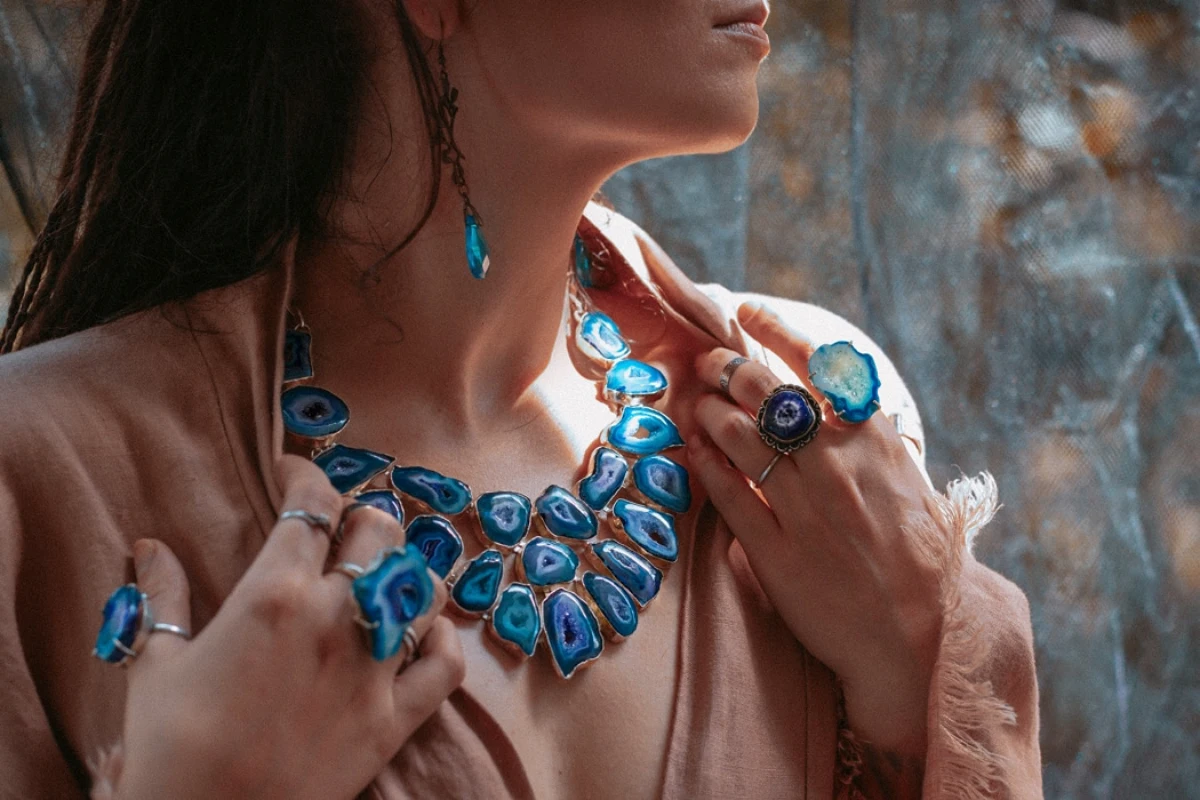 porter des bijoux de pierre naturelle femme coliers blue