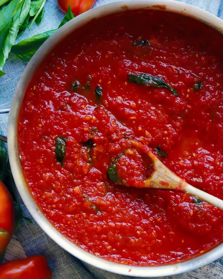 preparation coulis tomates herbes fraiches cuillere bois