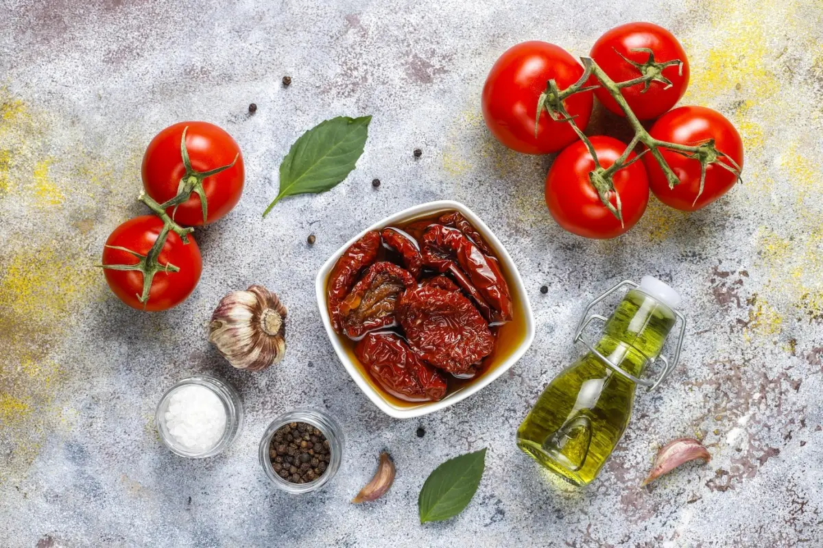 preparation tomates sechees en pot huile olive ail gousse poivre noir feuilles basilic
