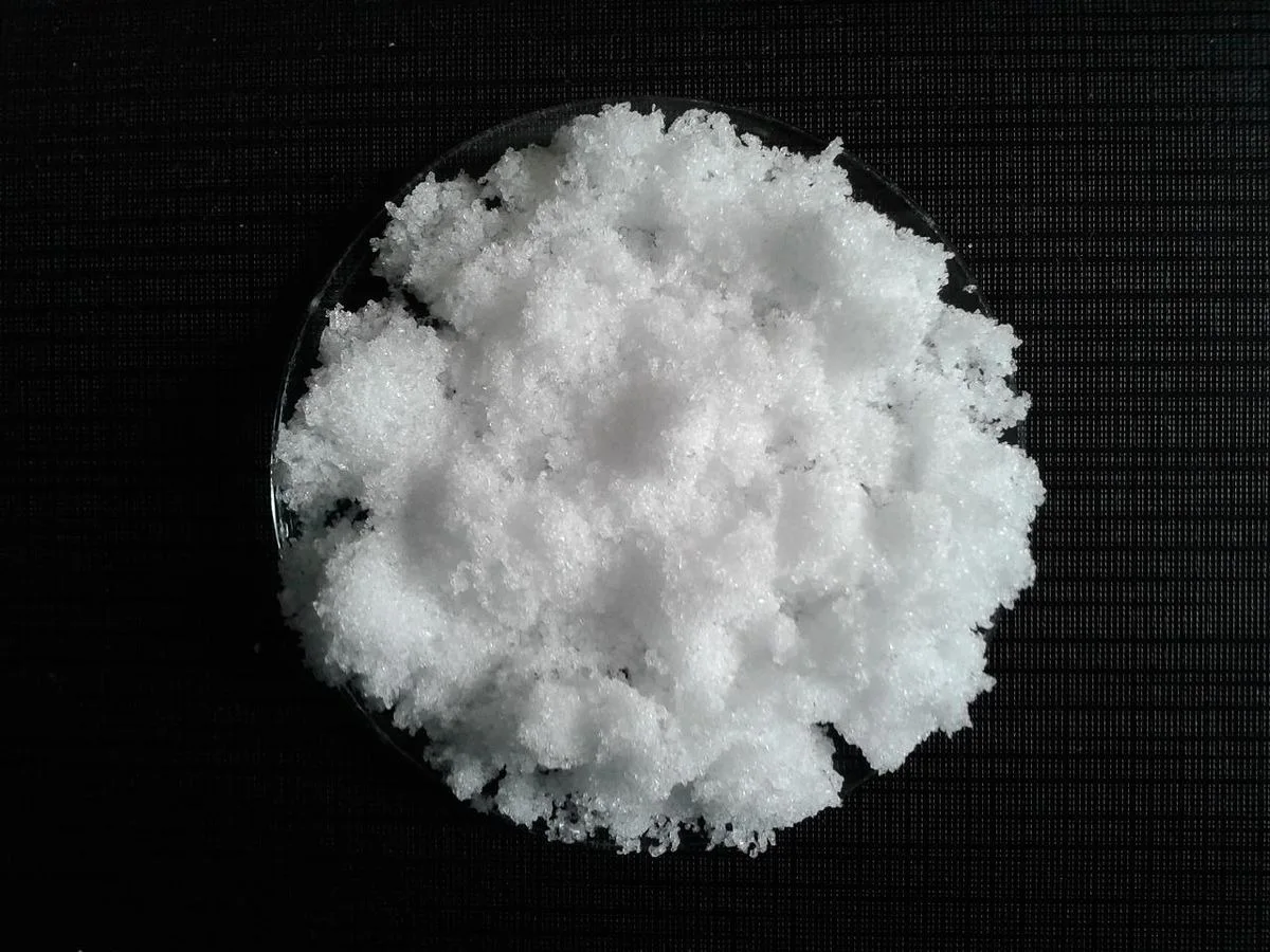 produit chimique acide sel oseille consistence poudre bol noir