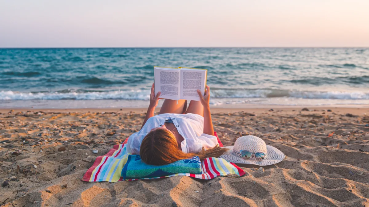 que faire sur la plage lire un livre a des bienfaits