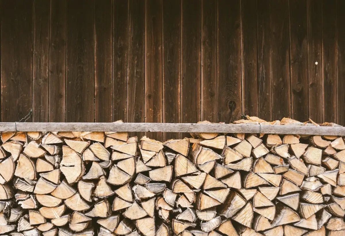 rangement bois chauffage coupe stockage abri mur bois planches protection