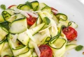 Comment manger la courgette crue ? Idées de recettes faciles à absolument essayer cet été !