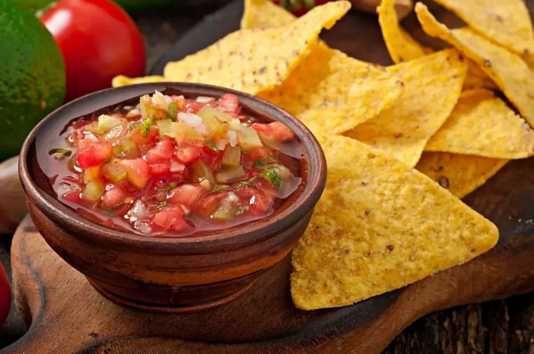 recette salsa mexicaine bol tomates poivrons verts ail oignon chips accompagnement