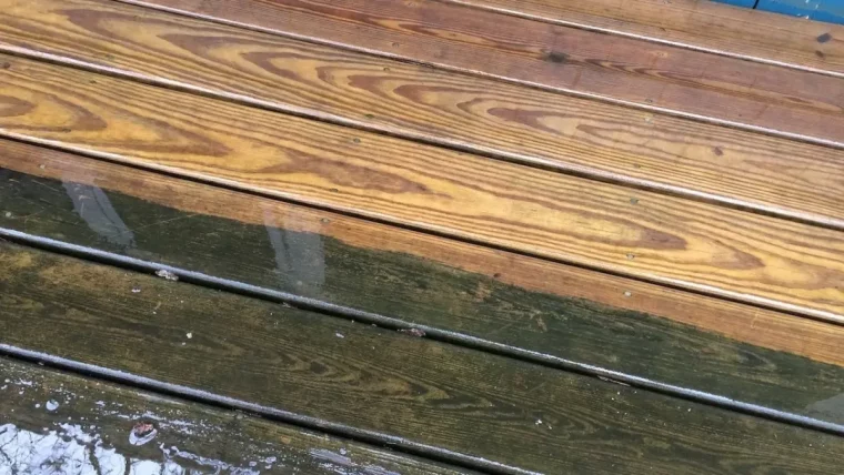 reflets eau surface humide revetement terrasse en bois planches taches