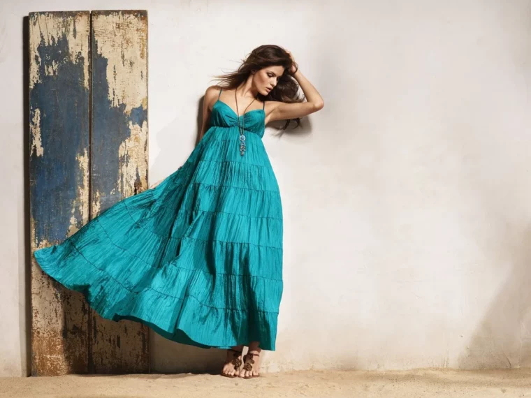 robe longue chic estival en turquoise et sandales