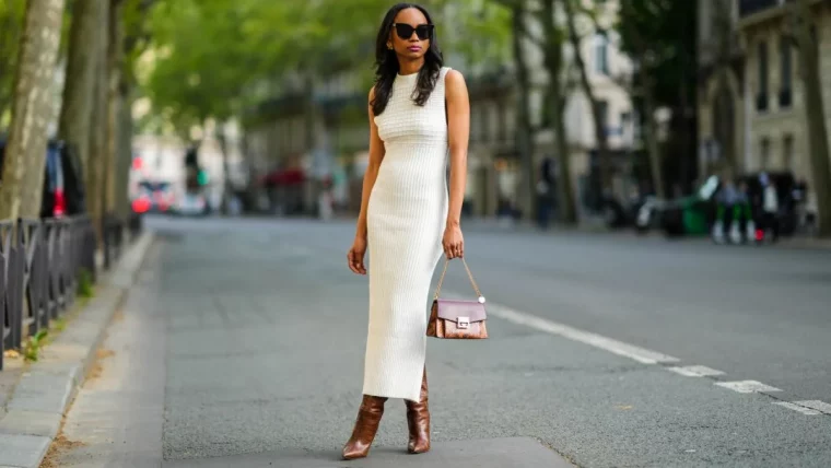 robe midi moulante en blanc et bottes marron