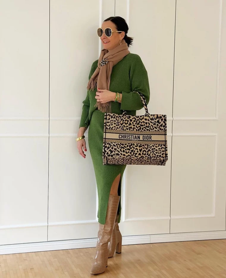 robe verte fenue sur le cote mode femme 60 ans sac leopard