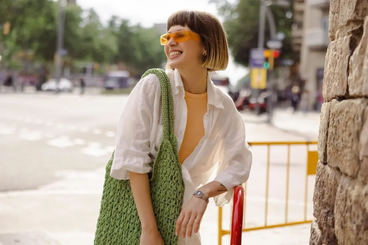 sac crochet vert debardeur orange chemise blanche montre coupe carre court ombre
