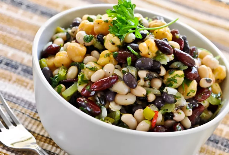 salade de legumineuses dans un bol blanc