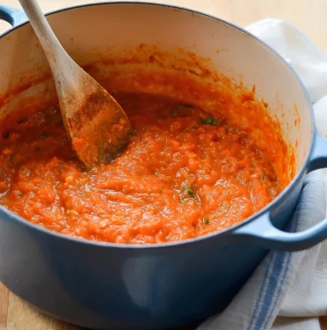 sauce tomate recette rapide casserolle cuillere bois herbes fraiches