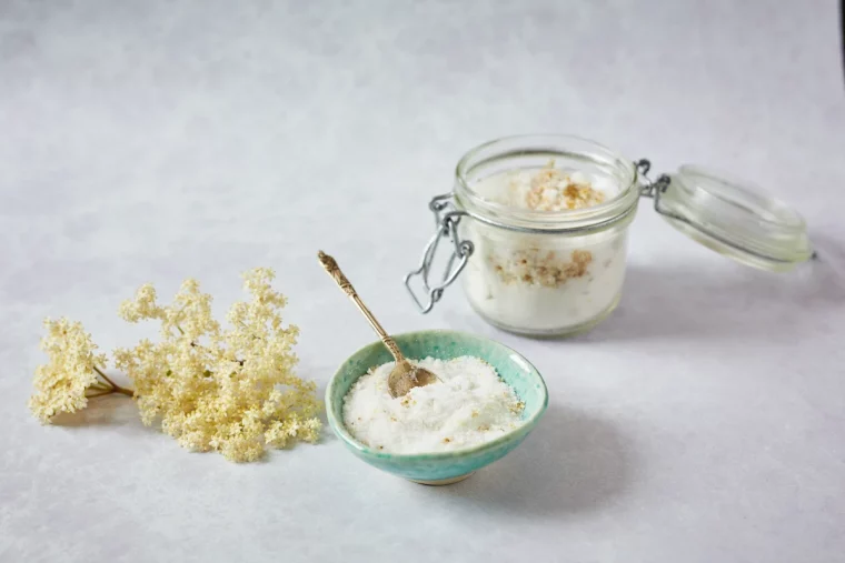 sucre de fleur de sureau bol en verre cuilliere en argent fleurs blanches