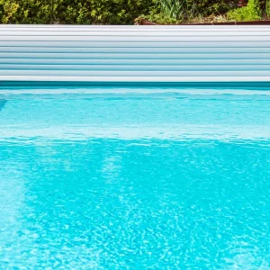 Faut-il couvrir sa piscine quand on part en vacances ? Guide d'entretien en cas d'absence
