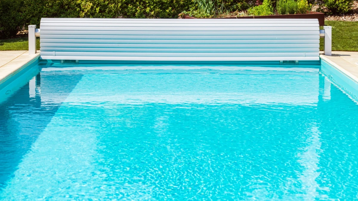 systeme couverture de piscine volet automatique mecanisme eau pure bassin
