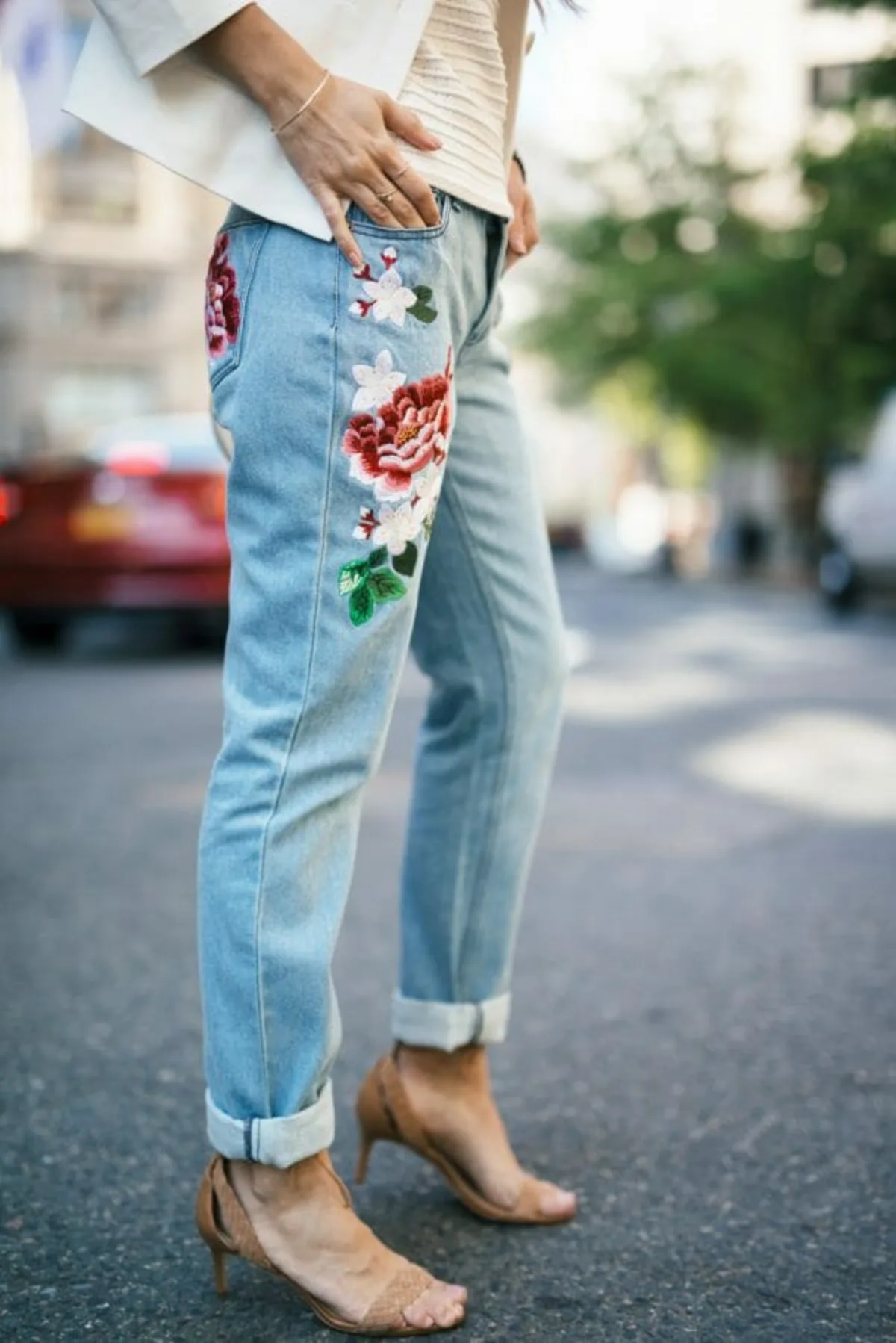 tendance fleurs 3 d sur une paire de jeans idée imprimé fleuri automne