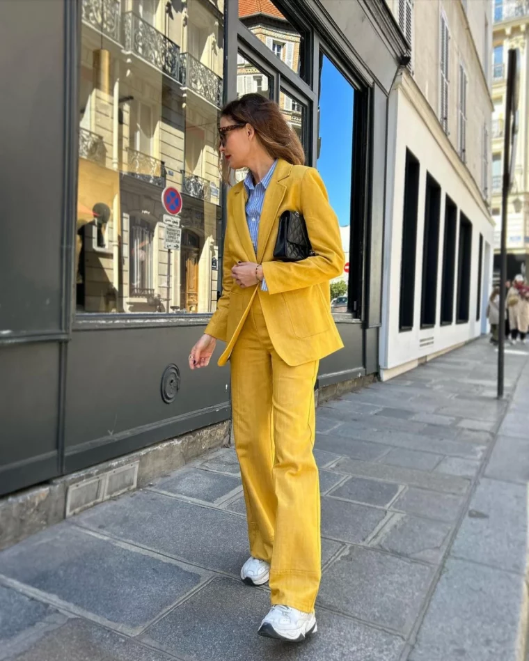 tenue blazer jaune couleur baskets blanches femme 60 ans