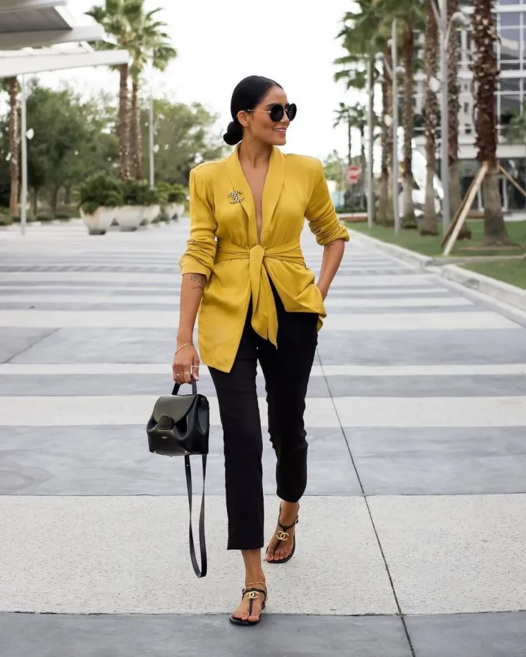 tenue chic pantalon noir top a declaration jaune