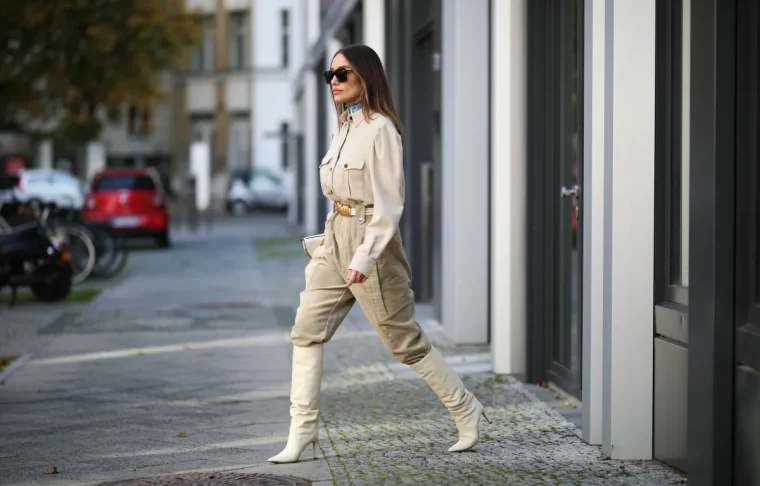 tenue en beige pantalon cargo avec bottes a talon et chemise