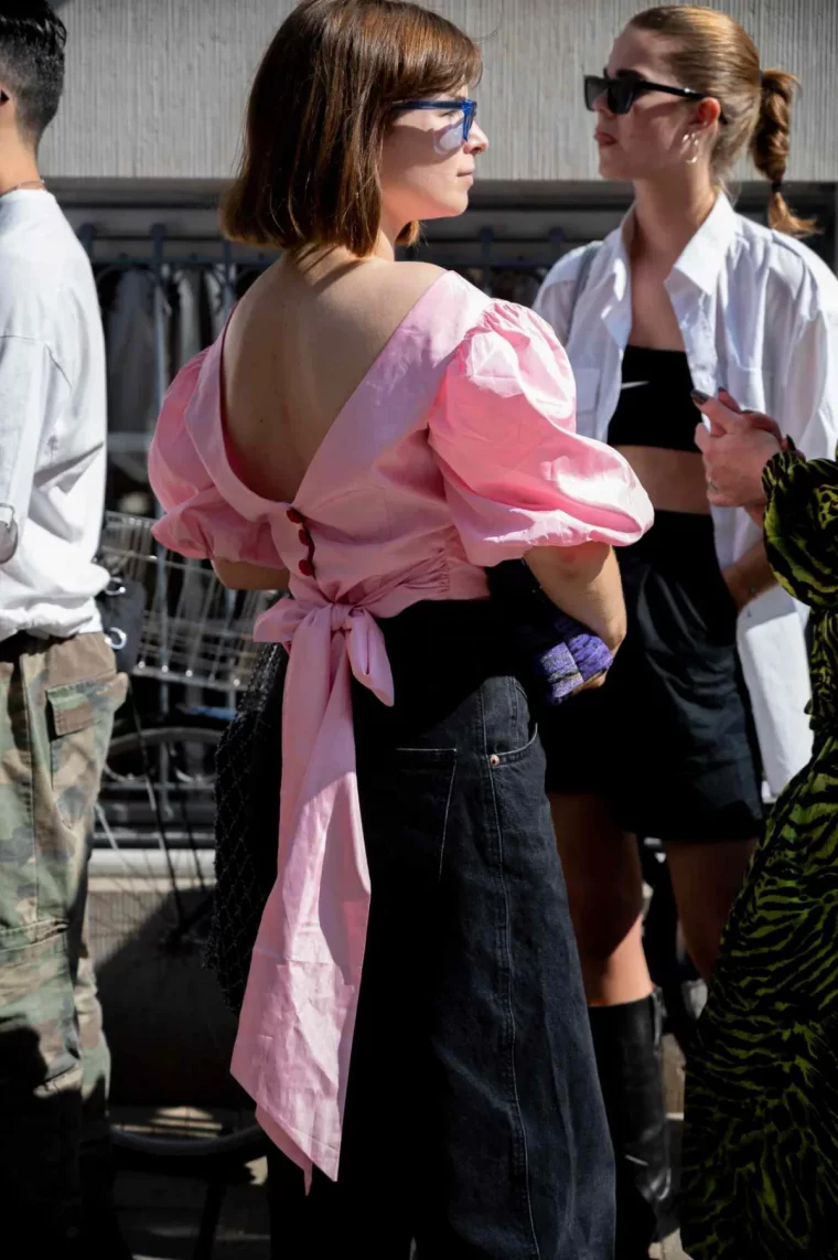 tenue en jean noir et top au dos nu en rose