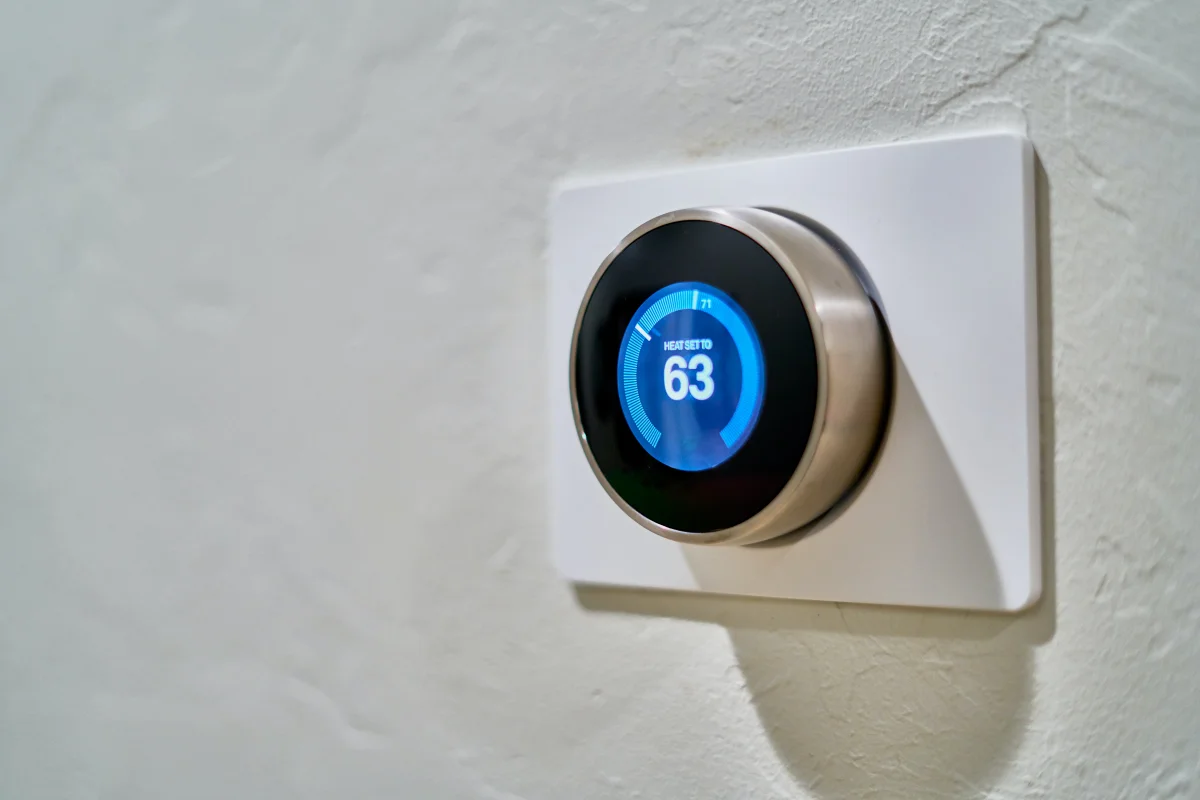 thermostat intelligent reglage temperature chambre mur blanc dispositif controle distance