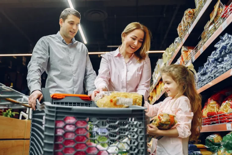 un couple dans le supermarche avec son enfant