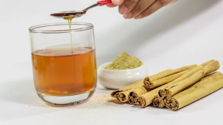 un verre avec liel cannelle et gingembre en poudre pour perdre du poids