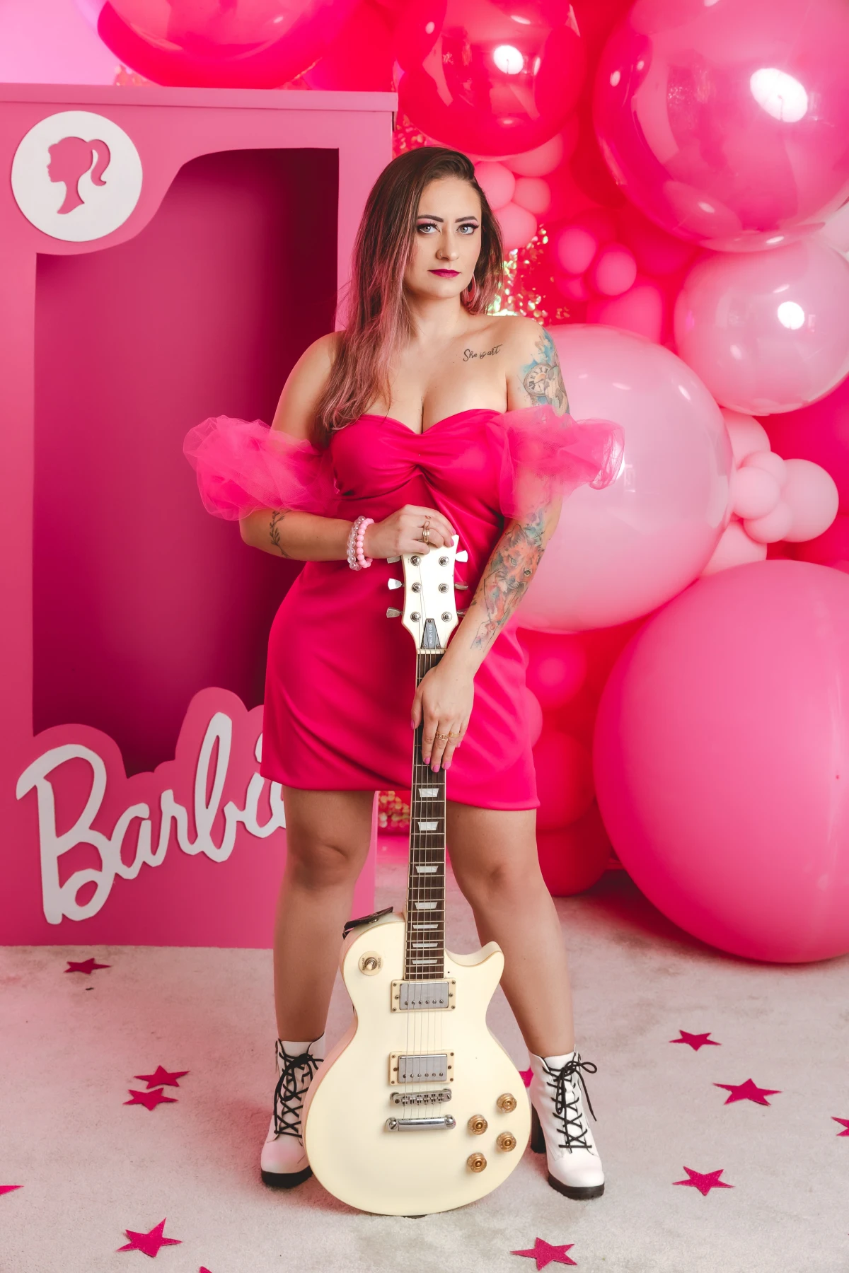 une barbie qui joue a la guitare ballons roses