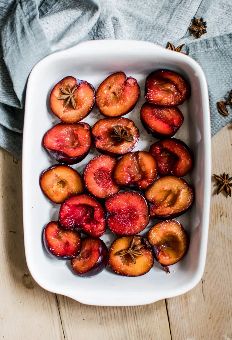 une plaque pleine de prunes de conserve