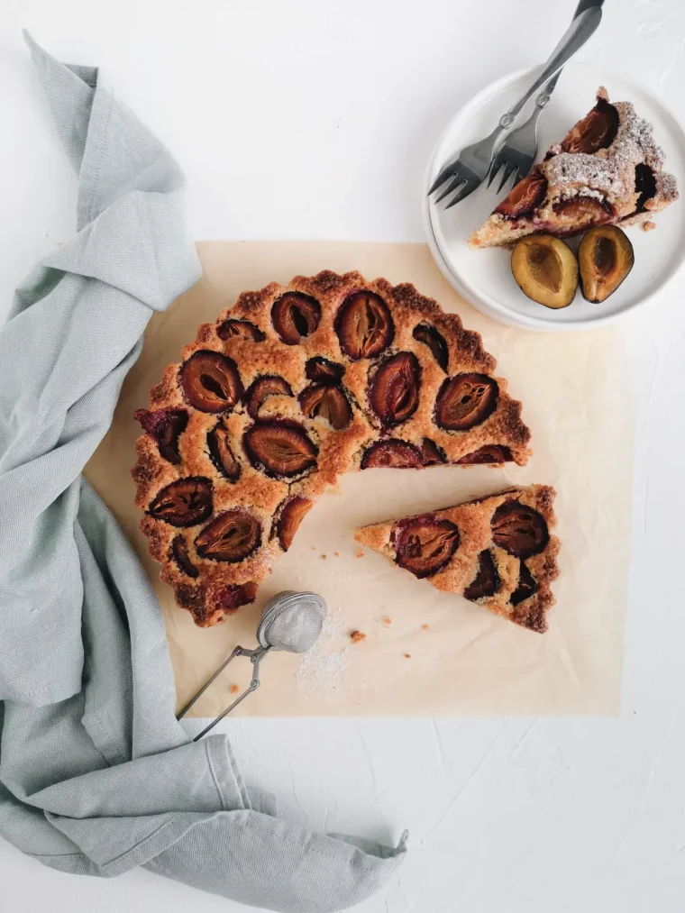 une tarte aux prunes de conserves