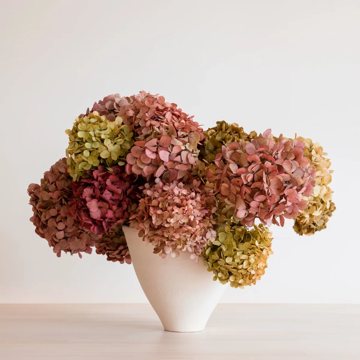 vase avec des hortensias séchées de couleurs variées bouquet original