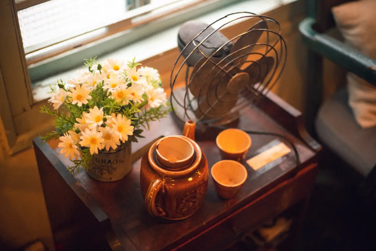 ventilateur table chevet gobelets cafe vase vintage fleurs bouquet