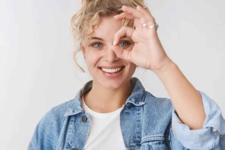 veste denim t shirt blanc sourire femme cheveux chignon bague argent