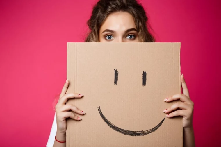visage sourire dessin carton yeux expression cheveux frises manucure rose