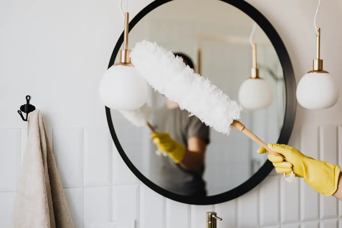 vitre depoussierage miroir rond noir salle de bain eclairage carrelage blanc serviette