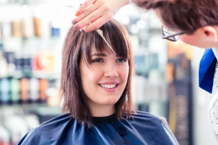 8 coupes de cheveux quand on a un visage rond et un double menton frange effilee