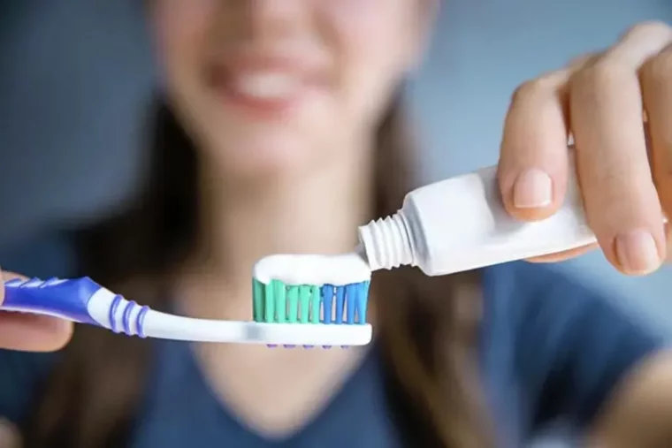 9 astuces pour nettoyer les joints autour de la baignoire dentifrice