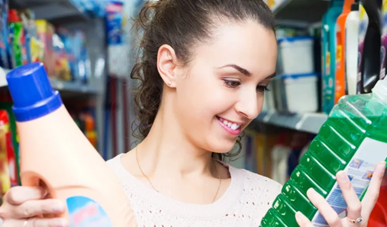 9 astuces pour nettoyer les joints autour de la baignoire lessive