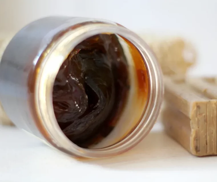 9 astuces pour nettoyer les joints autour de la baignoire savon noir