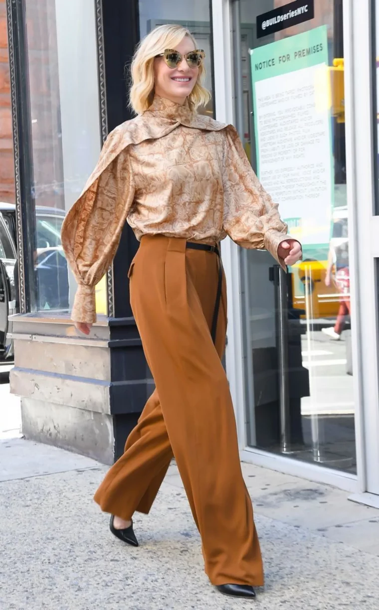 cate blanchett en nuances de brun pantalon camel chemisier beige