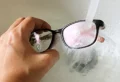 Comment enlever des rayures sur des verres de lunettes de vue ou de soleil ? Conseils d’opticiens