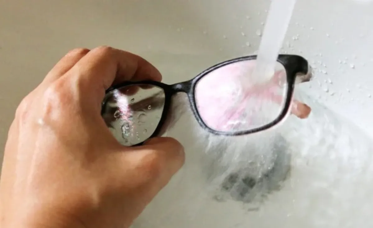 comment enlever les traces sur les verres de lunettes unemain tient lunettes sous l'eau