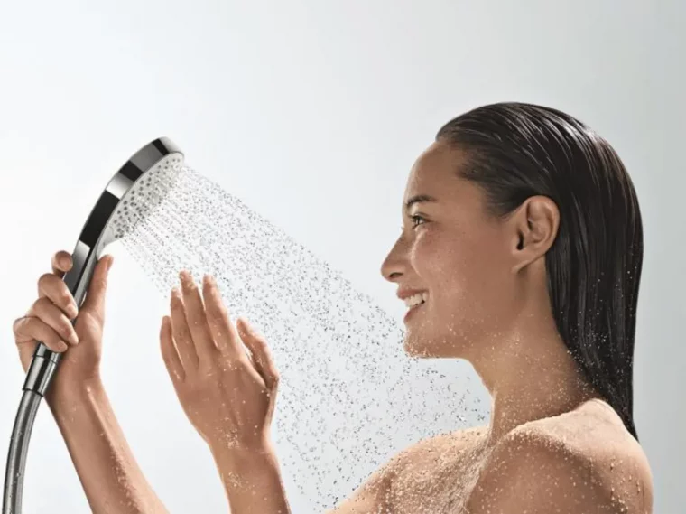 comment nettoyer le corps en profondeur femme sous la douche