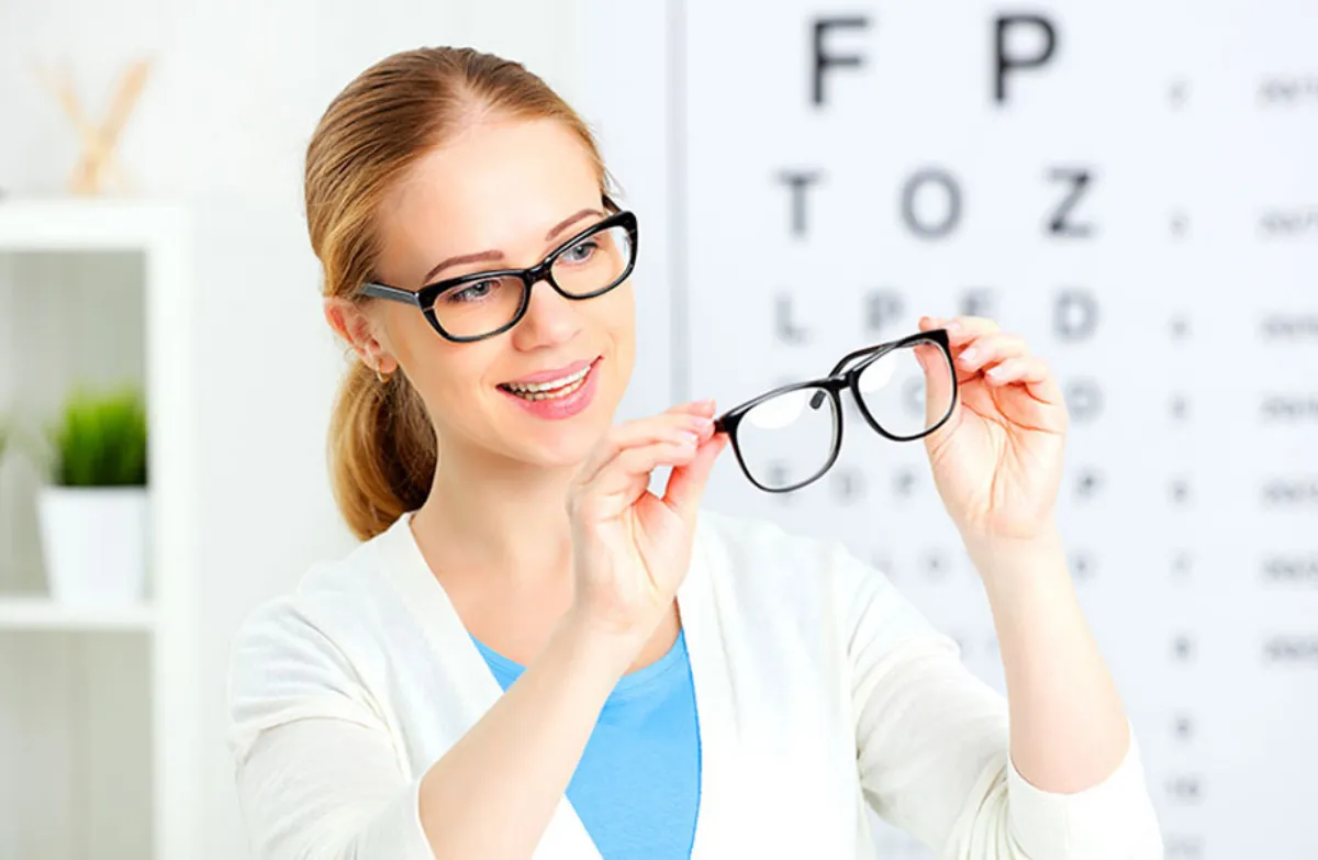 Врач зрение очки. Очки для зрения. Оптика в очках. Девушка в очках для зрения. Люди в очках для зрения.