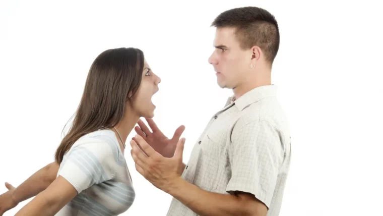 comment réagit un narcissique quand on l'ignore femme crie sur un homme
